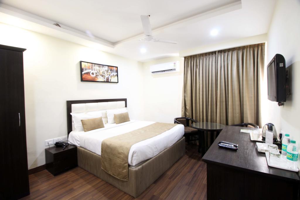 Genx Usha Kiran Agra Hotel อัครา ภายนอก รูปภาพ