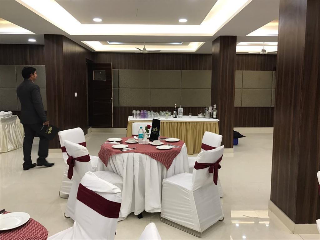 Genx Usha Kiran Agra Hotel อัครา ภายนอก รูปภาพ