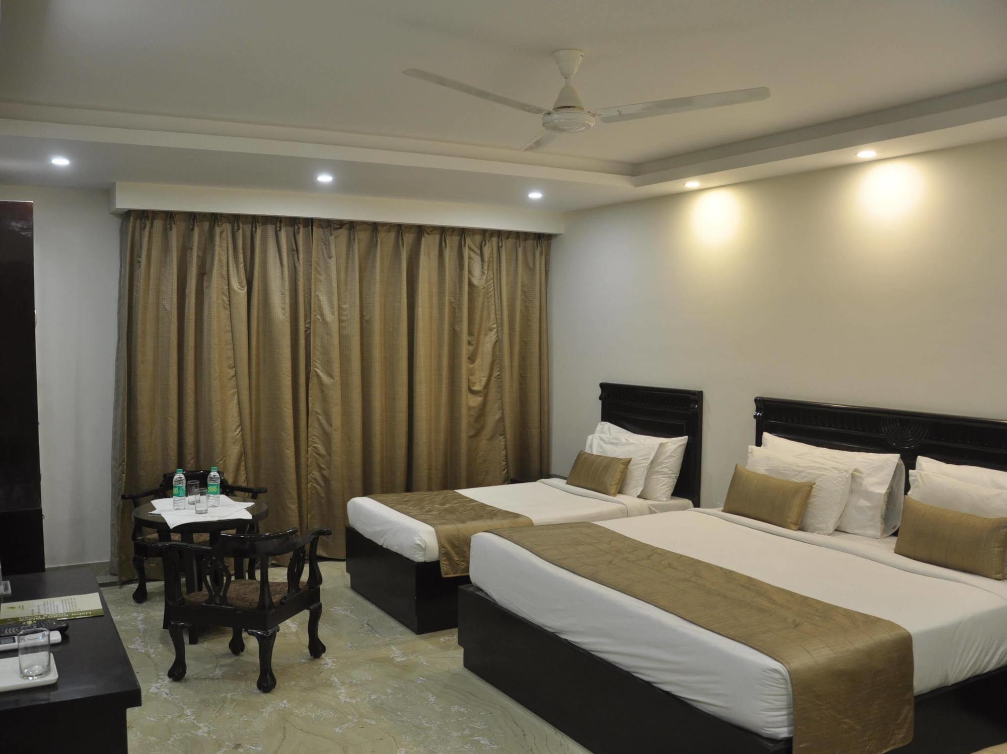 Genx Usha Kiran Agra Hotel อัครา ภายนอก รูปภาพ