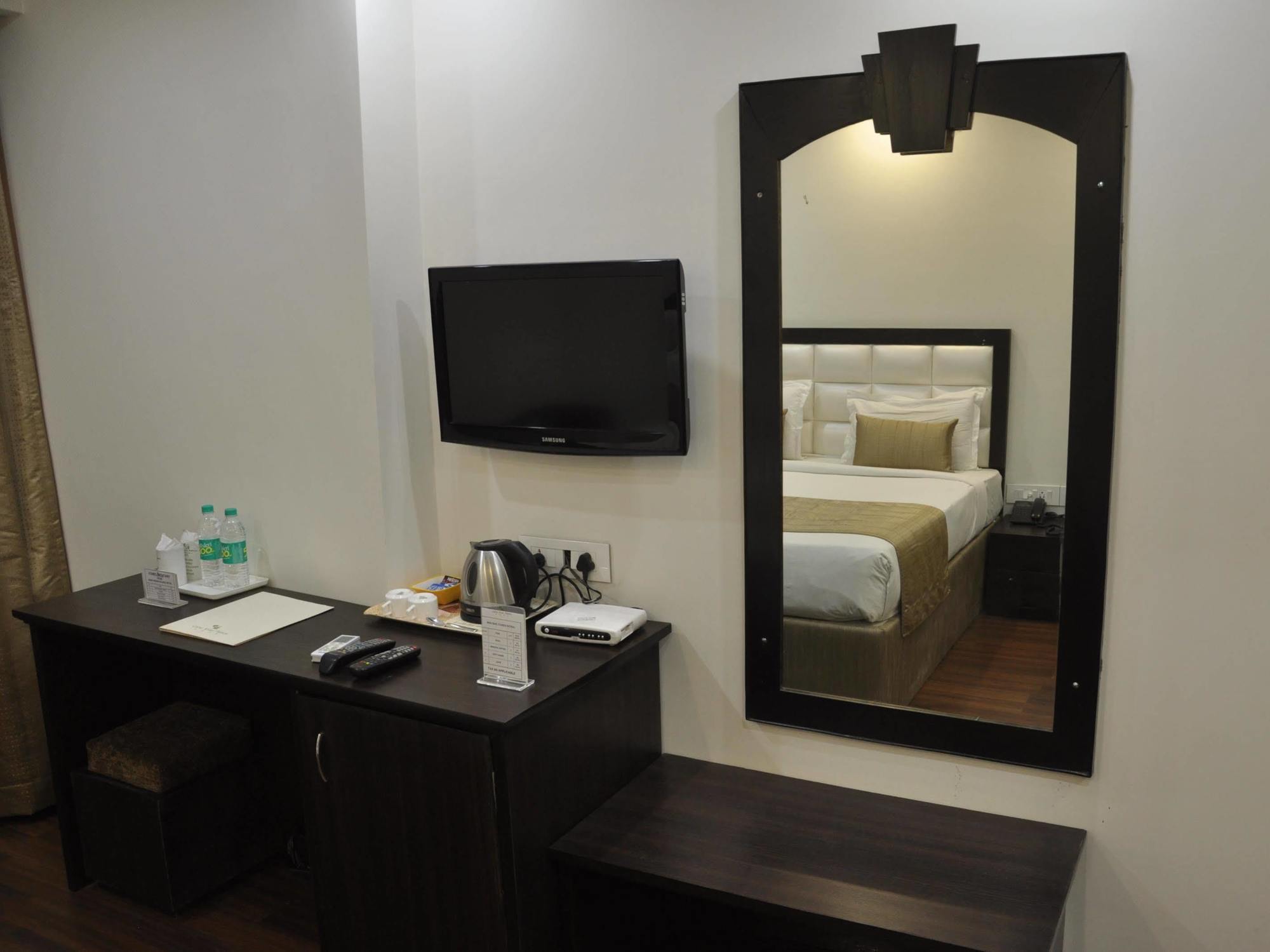 Genx Usha Kiran Agra Hotel อัครา ภายนอก รูปภาพ