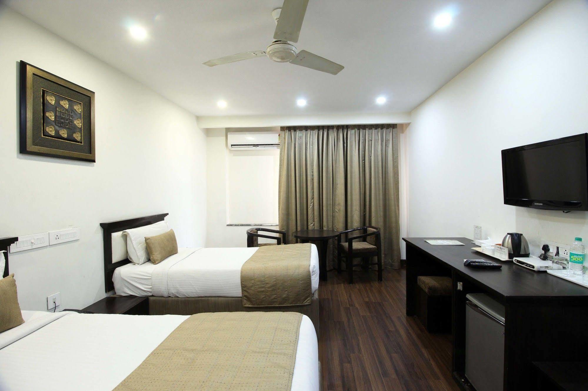 Genx Usha Kiran Agra Hotel อัครา ภายนอก รูปภาพ