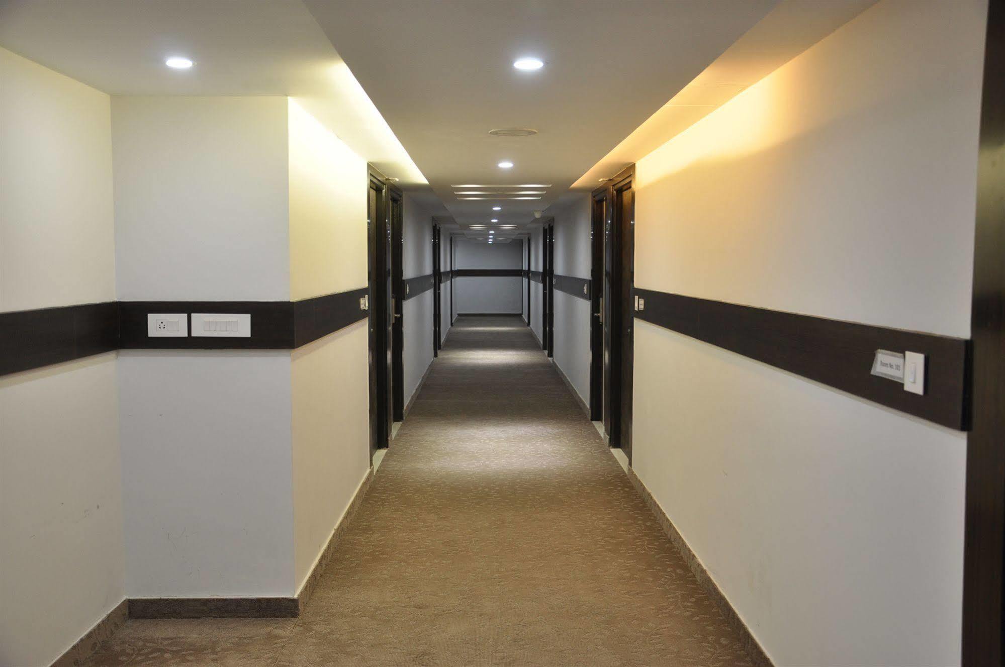 Genx Usha Kiran Agra Hotel อัครา ภายนอก รูปภาพ