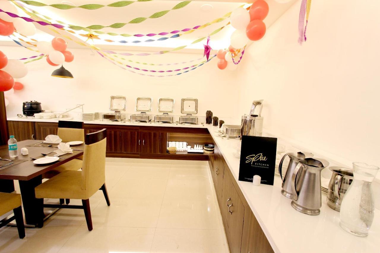 Genx Usha Kiran Agra Hotel อัครา ภายนอก รูปภาพ